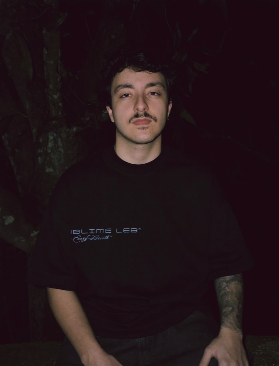 Modelo vestindo a camiseta preta Sublime LEB de frente