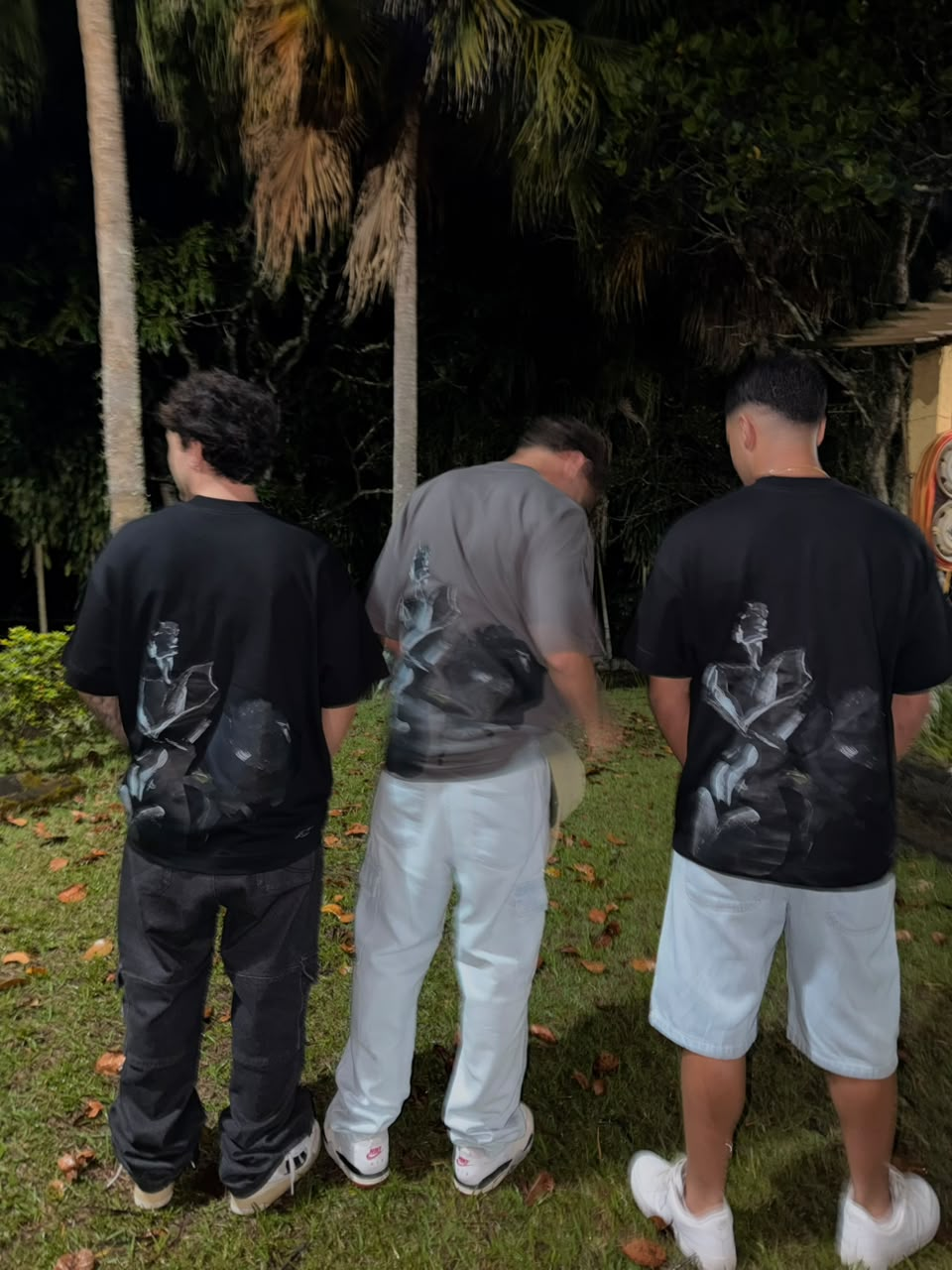 Três modelos mostrando a arte posterior das camisetas Sublime LEB