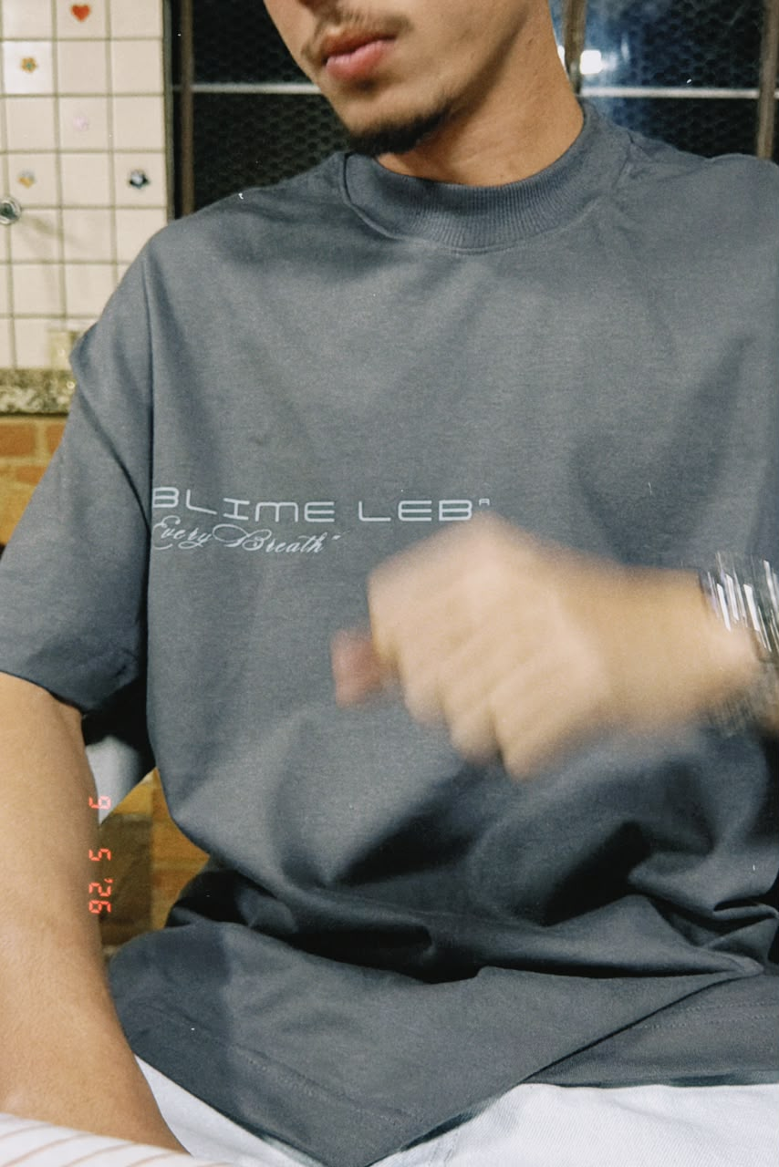 Detalhe frontal da camiseta chumbo Sublime LEB no corpo